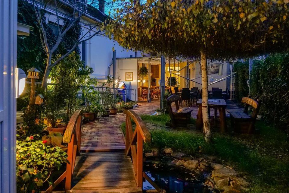 Centrum Panzio Ντέμπρετσεν Εξωτερικό φωτογραφία